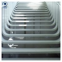 Escalier moderne flottant en bois avec marches droites en bois et garde-corps en verre, éclairage LED préfabriqué