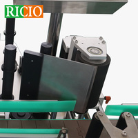 Machine d'étiquetage verticale entièrement automatique RICIO OEM ODM de type en ligne avec pince auto-adhésive pour bouteilles rondes et ovales