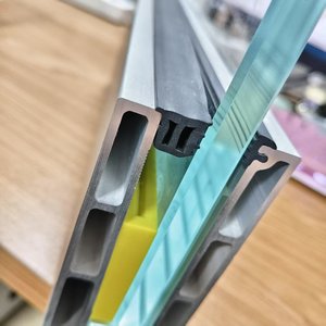 Đương Đại Tempered Glass lan can nhôm U kênh không khung kính lan can sàn gắn lan can - Product Image 5