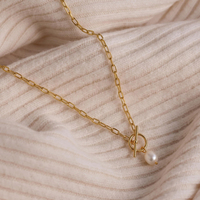 Collier chaîne trombone en or PVD 18 carats délicat avec fermoir OT et pendentif perle d'eau douce, bijou minimaliste pour femme au quotidien