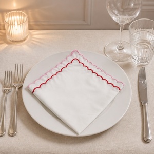 Servilletas Clásicas de Algodón Blanco con Borde Festoneado Rojo, Cuadradas, Hechas a Mano, Decoración de Mesa - Product Image 5