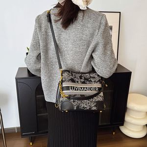 Sac seau tendance pour femmes, modèle 2025. Design à motifs géométriques. Peut être utilisé comme sac à main ou sac bandoulière. 8026 - Product Image 3