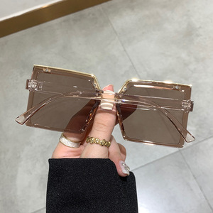 Gafas de Sol Hexagonales para Mujer Qianai, Lentes de PC con Protección UV400, Montura Gris Translúcida, Estilo Irregular Marrón, Gafas de Sol Modernas 2023 - Product Image 5