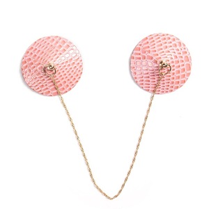 Les nouveaux cache-tétons roses ronds et petits carrés en alliage PU de Manyu, avec texture tridimensionnelle et chaîne métallique, sont parfaits. - Product Image 5