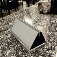 Support de menu triangulaire en métal de haute qualité et pratique de la chine avec une plaque de métal lourd à l'intérieur