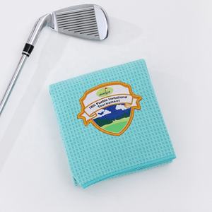 Toalla de Golf Cuadrada de Secado Rápido Personalizable al por Mayor con Logotipo Bordado, Microfibra Suave Tipo Waffle, Varios Colores Portátiles para Adultos, Deportes - Product Image 3