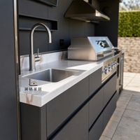 Cuisine extérieure sur mesure en acier inoxydable avec barbecue, évier et Kamado