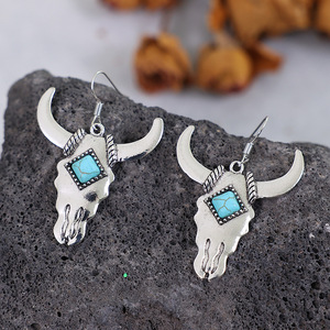 Orecchini pendenti da donna con testa di mucca e pietra blu, gioielli alla moda in stile western - Product Image 3