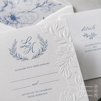 Suite d'invitations de mariage personnalisées bleu et blanc classiques, en papier gaufré de qualité supérieure avec motifs floraux en ligne