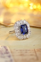 Bague de fiançailles de luxe Lanphear Jewelry en platine PT950 avec saphir taille émeraude, double couche de diamants marquise et halo radiant