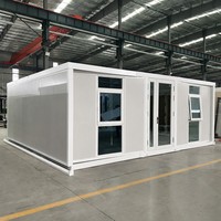 Maison conteneur modulaire pliable et extensible de 20 pieds, alimentée à l'énergie solaire, en panneaux sandwich d'acier ignifugés, avec bureau et salle de bain