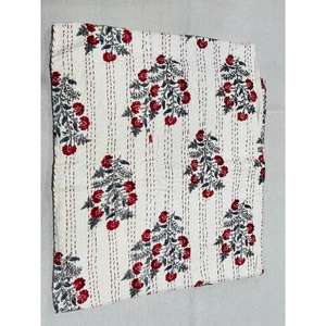 Funda de colchón Kantha de algodón distintiva, elaborada con estampado en bloques detallado y costuras hechas a mano para un aspecto de ropa de cama relajada. - Product Image 3