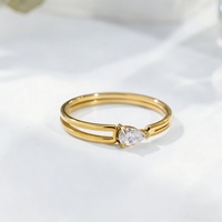 Bague minimaliste en acier inoxydable plaqué or 18 carats avec zircon cubique taille poire et design ajouré