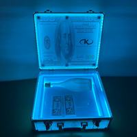 Présentoir à bouteilles LED personnalisé noir en forme de valise, avec impression billet de 100 dollars, en acrylique lumineux, pour glorifier les spiritueux, portable, pour usage en boîte de nuit