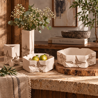 Vase à fleurs en céramique beige et collection de plateaux décoratifs – Décoration d'intérieur géométrique sculpturale pour présentation sur table
