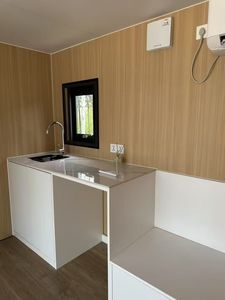 Maison de conteneur en bois et acier de luxe |   Maison miniature modulaire portable |   Villa préfabriquée |   Hôtel capsule mobile style mid-century moderne - Product Image 4