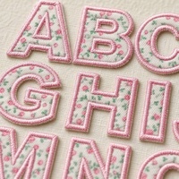 En stock : Patch en tissu polyester brodé floral avec 26 lettres, fleurs, cœurs, éclairs, nœuds, style auto-adhésif pour chaussures et chapeaux