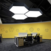 Panneau de plafond hexagonal en aluminium rétroéclairé par LED, tissu extensible imprimé UV personnalisé, éclairage de grille moderne pour bureaux et espaces commerciaux, ignifuge B1