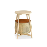Table d'appoint de luxe en bois clair avec panier de rangement en rotin, plateau rond en osier, table d'appoint décorative, tables d'appoint occasionnelles