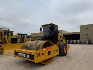 Compacteur vibrant d'occasion CAT CS-683E à démarrage facile, rouleau Caterpillar pour la construction de routes agricoles et le compactage de sols lâches - Product Image 6