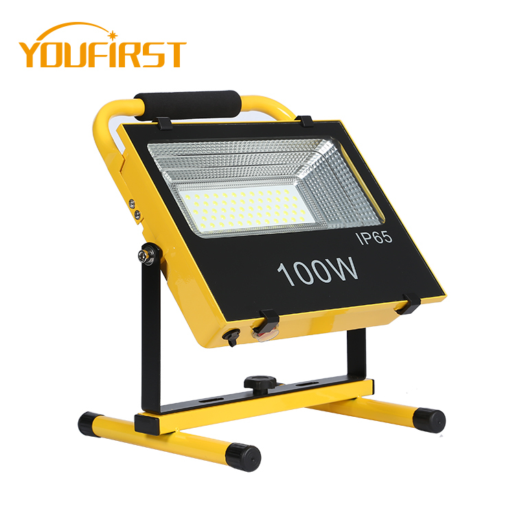Camping IP65 intelligent à bas prix parc 50 100 watts rechargeable a mené la lampe d'inondation