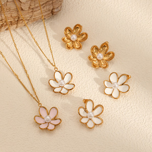 ชุดเครื่องประดับดอกไม้เคลือบเงาไข่มุกทอง 18K ขายส่ง ต่างหูและสร้อยคอสแตนเลสสำหรับงานแต่งงาน งานปาร์ตี้ งานหมั้น แฟชั่นทันสมัย - Product Image 1