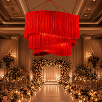 Lustre de plafond en macramé rouge à trois niveaux avec pompons et fleurs artificielles pour la décoration de réception d'hôtel, toile de fond de fête, OEM