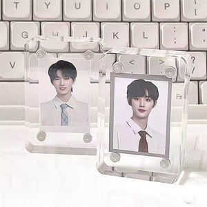 กรอบรูปอะคริลิคขนาดเล็กแบบใส แม่เหล็กติดตั้งบนโต๊ะ สำหรับใส่บัตรประจำตัว สไตล์โมเดิร์นเรียบง่าย - Product Image 1