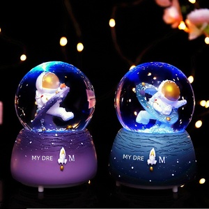 Boîte à musique lumineuse en résine synthétique MY DREAM Design, boule de cristal astronaute en réalité alternée, ornement de bureau - Product Image 3