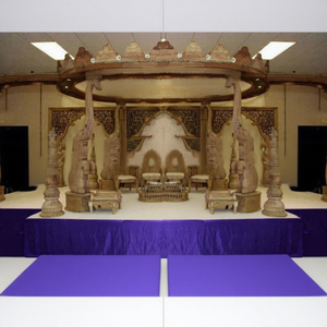 Mandap de mariage indien en bois sculpté avec six piliers en forme d'éléphant – Magnifique ensemble de mandap en bois pour mariage - Product Image 1