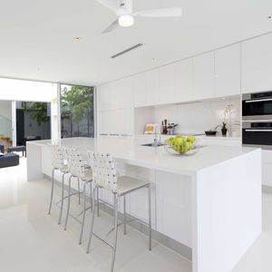 Armoires de cuisine modernes en contreplaqué blanc brillant Conception de cuisine insulaire Armoires de cuisine RTA personnalisées pour villa - Product Image 4