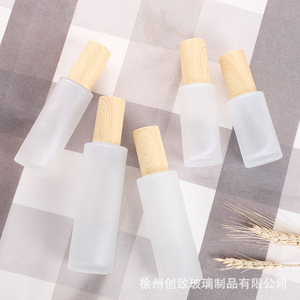 Botellas de loción de vidrio esmerilado con tapa cilíndrica de imitación madera y pulverizador, envases cosméticos vacíos para agua y loción - Product Image 1