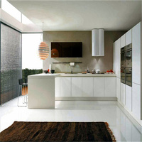 Meubles de cuisine contemporains modulaires en bois massif laqué finition mate, design de luxe avec évier intégré, finition blanche.