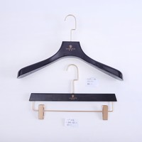 Cintres en plastique avec crochet doré et cintres pour pantalons, antidérapants, avec logo personnalisé, pour magasins de vêtements – Approvisionnement direct usine