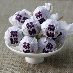 Boules de Pu'er cru de qualité supérieure Yunnan Menghai <span class=keywords><strong>Zi</strong></span> Juan 7g, Pu'er Sheng de bourgeons violets d'arbres anciens, Boule de thé à la liqueur violette - Product Image 1