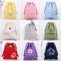 Vente en gros de pochettes cadeaux écologiques pliables de petite taille en coton biologique 100% avec cordon de serrage, sac anti-poussière, logo personnalisé imprimé