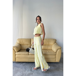 Conjunto de pantalones y chaleco amarillo con rayas laterales y detalle de dobladillo con abertura, talla S para mujer - Product Image 4