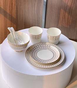 Nouvel ensemble de vaisselle en porcelaine fine à motif quadrillé doré européen, 10 pièces - Product Image 3