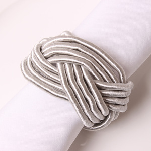 Anneaux de serviette en rotin tressé gris, personnalisés, en gros, pour fêtes et mariages - Product Image 1