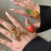 Nouvelle collection tendance d'été : Bague superposée en laiton plaqué or 18 carats avec pierres naturelles, motifs fraise, ananas et abeille, finition émail glaçuré, thème fruits de fête