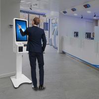 Kiosque d'inscription et de contrôle d'accès Sinmar AI avec scanner de passeport en libre-service, lecteur de cartes RFID et intelligence artificielle pour les hôpitaux