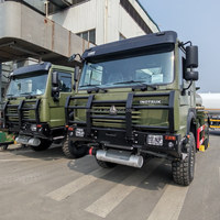 Camion-citerne à eau diesel tout-terrain SINOTRUK HOWO 4x4 AWD, capacité 5000L-8000L, cabine de style militaire, personnalisable pour le terrain