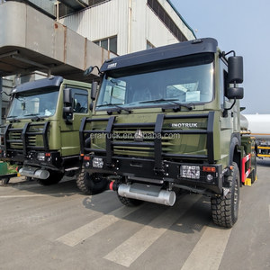 Camion-citerne SINOTRUK HOWO adapté aux opérations sur le terrain, 4x4 AWD tout-terrain, 5000L 8000L, camion-citerne à eau diesel à vendre - Product Image 4