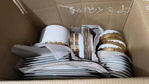 Assiettes <span class=keywords><strong>et</strong></span> plats en céramique écologiques 2026 à prix abordable pour hôtels, mélange blanc <span class=keywords><strong>et</strong></span> bord <span class=keywords><strong>doré</strong></span>, vente en gros par la tonne pour événements - Product Image 5