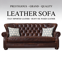 Canapé Chesterfield en cuir huilé brun, dossier capitonné profond, garniture à clous, accoudoirs roulés, meubles de salon classiques vintage