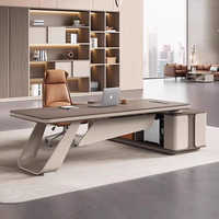 Bureau de direction moderne de luxe en forme de L avec éclairage LED, table de bureau pour PDG, bureau de patron avec pieds en forme de traîneau et armoire