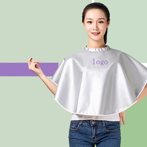 Cape de coiffure courte imperméable et anti-adhésive de haute qualité, teinte à l'huile, pour salon de coiffure et maquillage, avec logo - Product Image 4