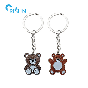 Porte-clés personnalisé en émail souple ou dur, motif animaux mignons Kawaii, Ours Polaire Maman avec pistolet, pendentif porte-clés personnalisé en forme d'ours - Product Image 4