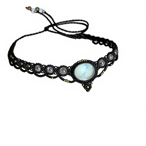 Collier ras du cou en macramé fait main avec pierre de lune, perles en laiton tissées, style bohème, bijoux en cristal, vente en gros, fournisseur - Product Image 1