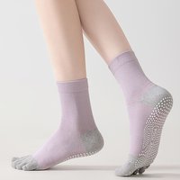 Vente en gros de chaussettes pour femmes en silicone respirant et coton antidérapant avec logo personnalisé OEM, chaussettes à cinq doigts colorées pour le yoga et le Pilates